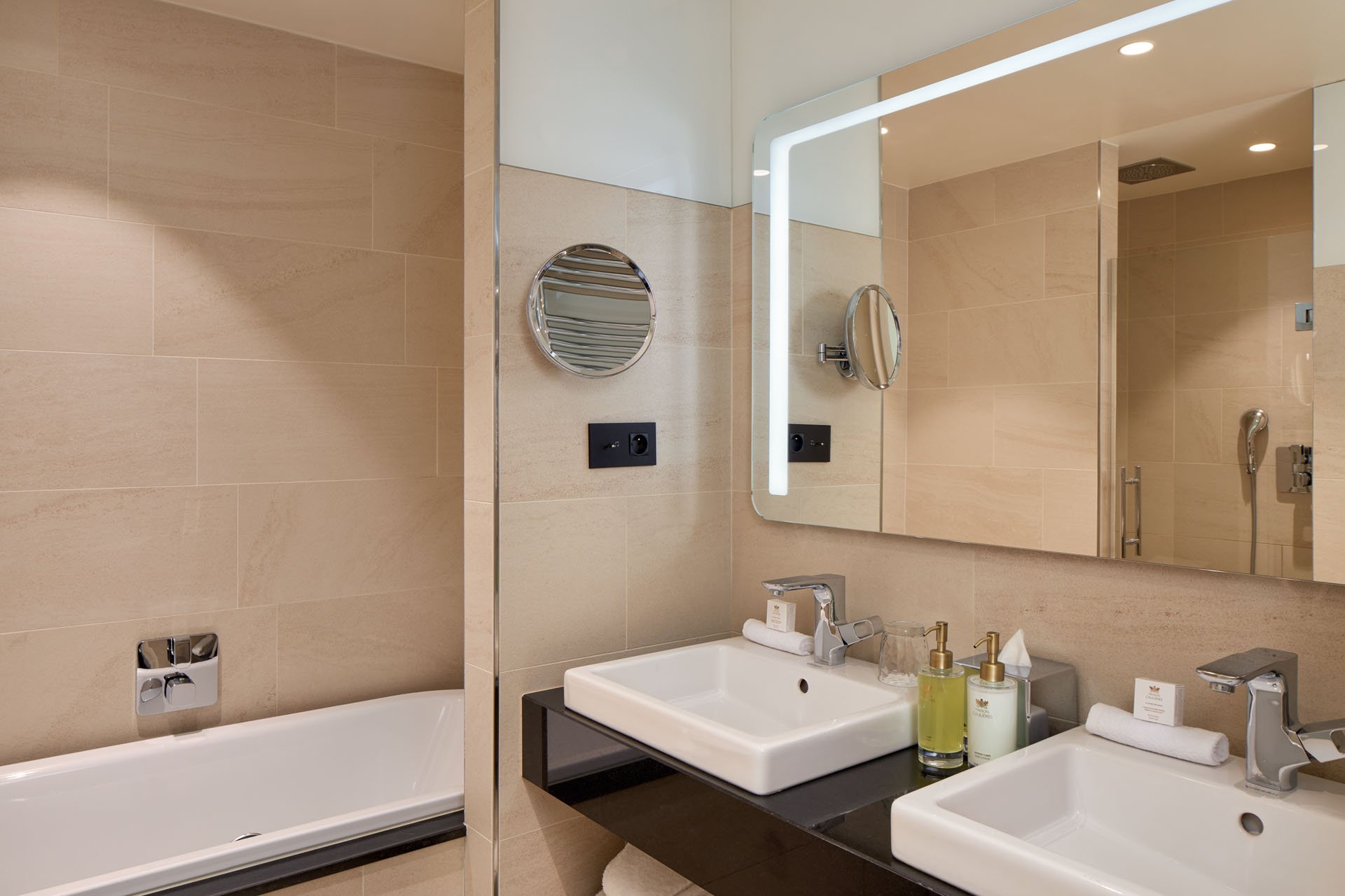 Maison Albar Hotels Le Pont-Neuf Superior Room Bathroom